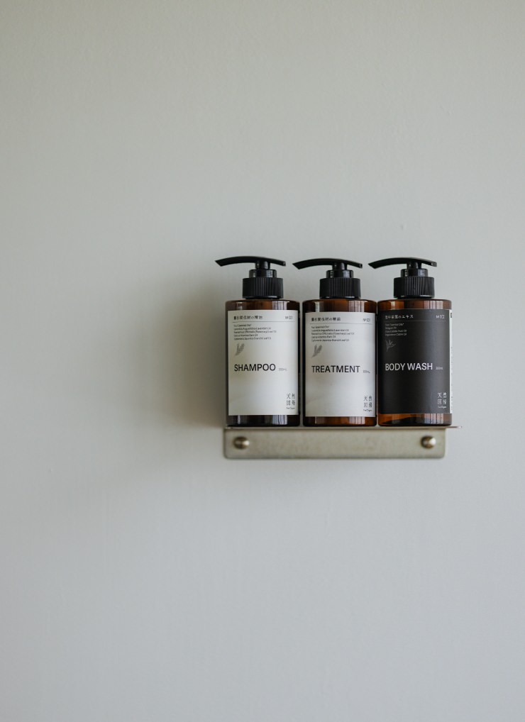 国産の地域素材から丁寧に抽出した天然の香りやエキス。地球にも、人にも、優しい選択を可能にします。